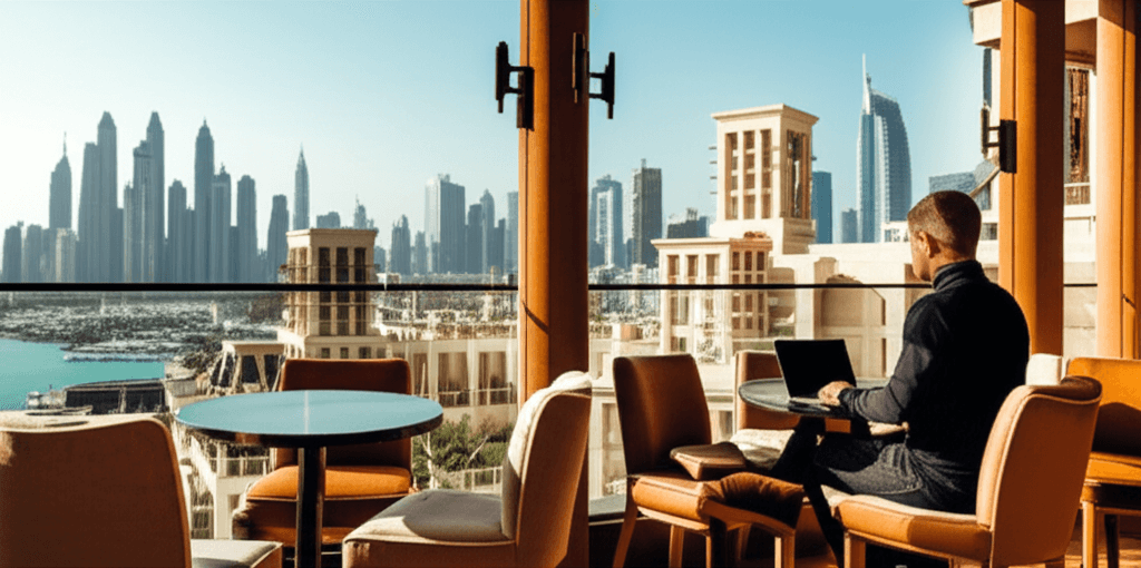 Expatriation fiscale : café à Dubaï, ordinateur portable, vue sur la ville