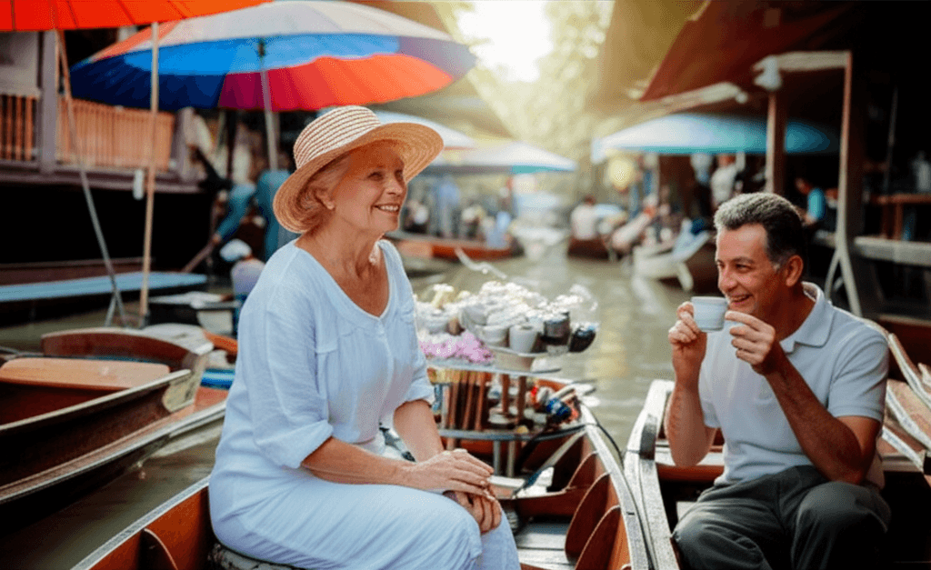 Couple retraité profitant d'un marché flottant en Thaïlande
