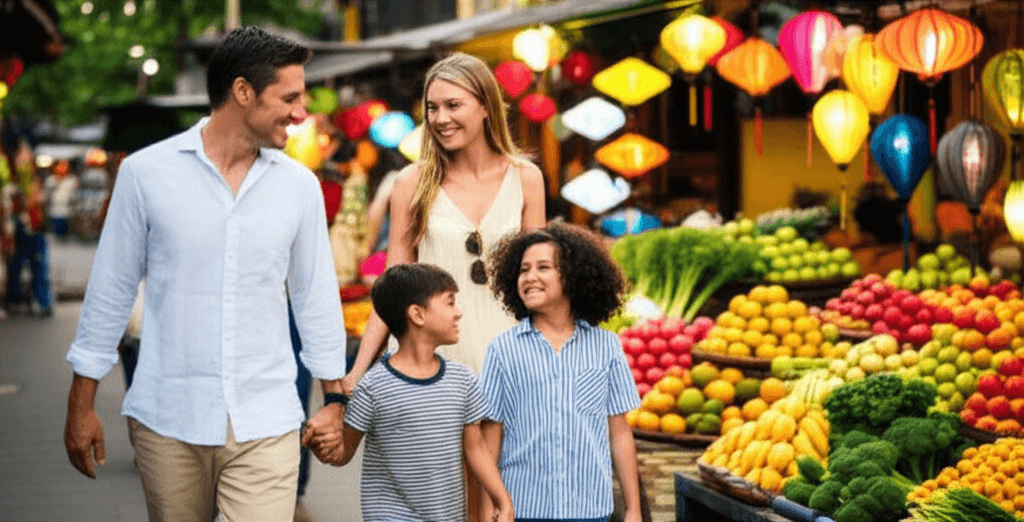 Famille francaise au Vietnam, marchant dans un marché animé à Hoi An
