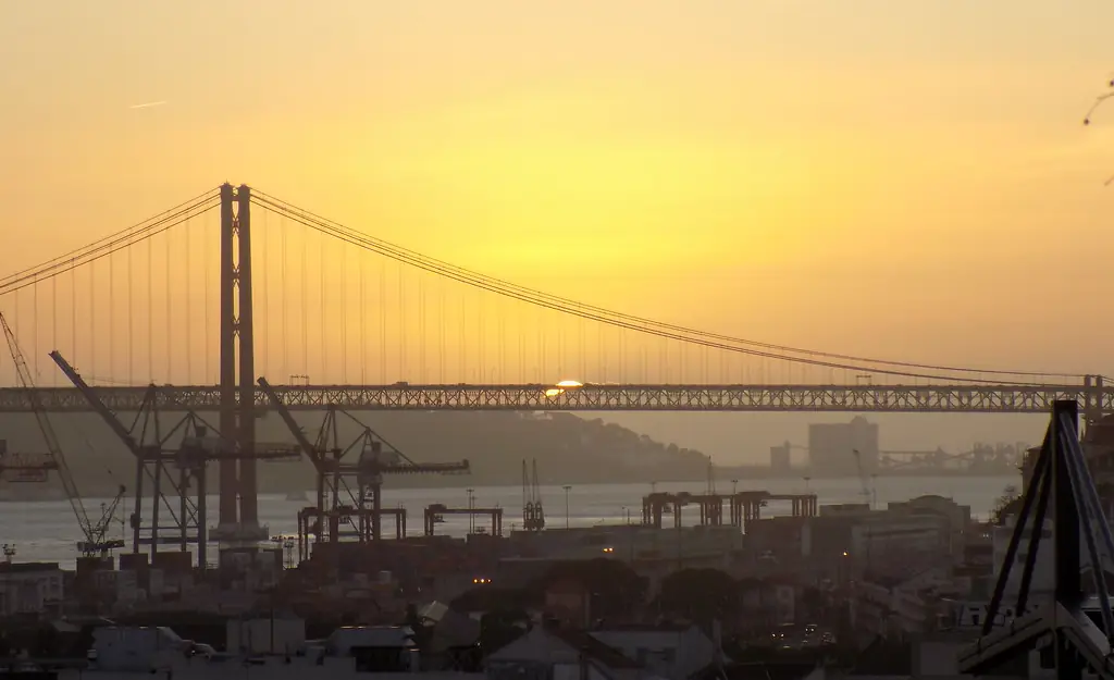 Coucher de soleil sur le pont du 25-Avril et le Tage à Lisbonne, Portugal