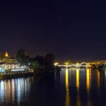 Vue nocturne du Guadalquivir et des quais de Séville, Espagne