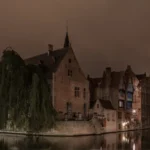 Canal de Bruges et beffroi de nuit, s'expatrier en Belgique