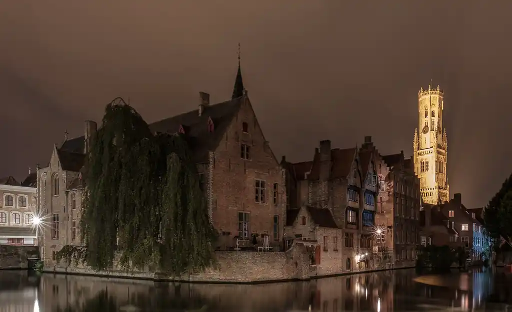 Canal de Bruges et beffroi de nuit, s'expatrier en Belgique