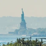 La statue de la Liberté vue depuis la baie de New York, États-Unis