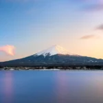 Vue sur les toits de Tokyo sous un ciel dégagé