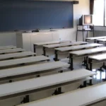 Façade d'un établissement scolaire sous un ciel bleu, symbole de la scolarité des enfants expatriés