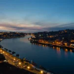 Vue de Porto et du Douro à la tombée de la nuit