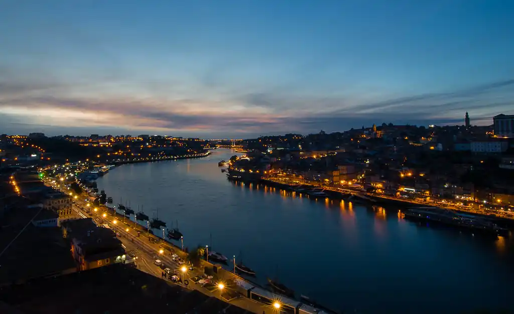 Vue de Porto et du Douro à la tombée de la nuit