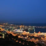Le port de Barcelone illuminé à la nuit tombée