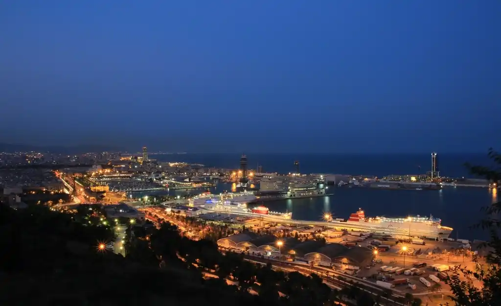 Le port de Barcelone illuminé à la nuit tombée